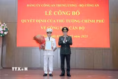 Đại tướng Lương Tam Quang, Bộ trưởng Bộ Công an trao Quyết định của Thủ tướng Chính phủ về việc bổ nhiệm Thiếu tướng Đặng Hồng Đức, Ủy viên Đảng uỷ Công an Trung ương, Chánh Văn phòng Bộ Công an giữ chức vụ Thứ trưởng Bộ Công an. (Ảnh: TTXVN phát)