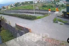Đi bộ ngang qua đường sắt không quan sát, cô gái bị tàu hỏa hất văng