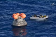 Tàu giải cứu tiếp cận khoang chở người của Artemis II, chờ đưa các phi hành gia về bờ. (Nguồn: NASA.)