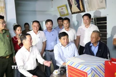 Phó Thủ tướng Nguyễn Chí Dũng thăm, tặng quà người dân bị ảnh hưởng bão lụt tại phường Hương Thuỷ (thành phố Huế). (Ảnh: Văn Dũng/TTXVN)