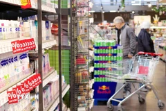 Người tiêu dùng mua sắm tại siêu thị ở Berlin, Đức. (Ảnh: THX/TTXVN)