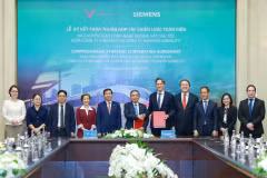 Đại diện lãnh đạo của Siemens Mobility và VinSpeed trao biên bản ghi nhớ hợp tác.