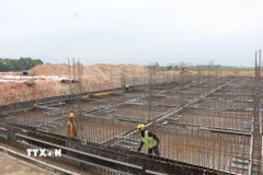 Nhà thầu thi công hạng mục bể nước phòng cháy chữa cháy tại Khu công nghiệp Song Mai-Nghĩa Trung, tỉnh Bắc Ninh. (Ảnh: Thanh Thương/TTXVN)