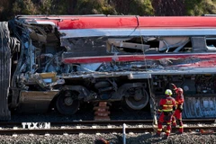 Lực lượng cứu hộ khắc phục hậu quả vụ tai nạn tàu cao tốc ở Cordoba, Tây Ban Nha ngày 20/1/2026. (Ảnh: THX/TTXVN)