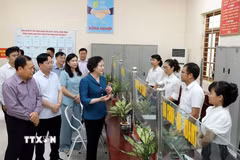Cuộc cách mạng tinh gọn tổ chức bộ máy là quyết sách có ý nghĩa lịch sử, được triển khai đồng bộ trong toàn hệ thống chính trị với quyết tâm chính trị rất cao. Trong ảnh: Bộ trưởng Bộ Nội vụ Phạm Thị Thanh Trà kiểm tra tại Trung tâm phục vụ hành chính công xã Nhân Lý mới, tỉnh Lạng Sơn, ngày 29/6/2025. (Ảnh: Văn Đạt/TTXVN)