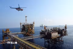Giàn công nghệ Trung tâm số 2 bao gồm 4 công trình nổi trên biển là giàn công nghệ trung tâm, giàn ép vỉa, giàn nén khí và khu nhà ở cán bộ, công nhân viên. (Ảnh: Huy Hùng/TTXVN)