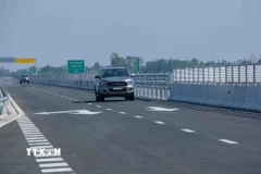 Phương tiện lưu thông trên cao tốc Cần Thơ - Cà Mau. (Ảnh: Thanh Liêm/TTXVN)