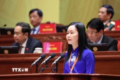 Đồng chí Nguyễn Thị Thúy Lam, Bí thư Đảng ủy, Chủ tịch HĐND xã Tân Khánh Trung (tỉnh Đồng Tháp), trình bày tham luận “Xây dựng địa phương hạnh phúc, góp phần hiện thực hóa khát vọng xây dựng đất nước phồn vinh, thịnh vượng.” (Ảnh: TTXVN)