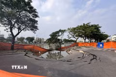 Lực lượng chức năng rào chắn, cắt cử lực lượng bảo vệ, điều tiết giao thông qua khu vực này. (Ảnh: Thanh Vũ/TTXVN)