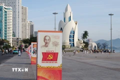 Panô tuyên truyền về Đại hội đại biểu toàn quốc lần thứ XIV của Đảng được trưng bày ở khu vực Quảng trường 2 tháng 4 (phường Nha Trang, Khánh Hòa). (Ảnh: Nguyễn Thành/TTXVN)