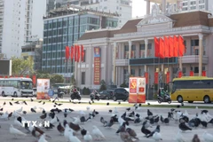 Quảng trường 2 tháng 4, đường Trần Phú (phường Nha Trang) rực đỏ màu cờ và các panô tuyên truyền về Đại hội Đảng. (Ảnh Đặng Tuấn/TTXVN)