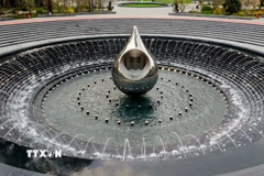 Tượng đài Giọt nước trong Công viên số 1 Lý Thái Tổ. (Ảnh: Thanh Vũ/TTXVN)