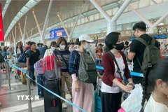 Sân bay Tân Sơn Nhất lại lập kỷ lục mới trong ngày Mùng 6 Tết. (Ảnh: Hương Giang/TTXVN)