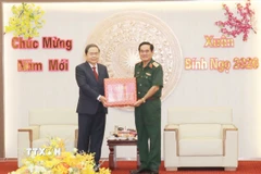 Chủ tịch Quốc hội Trần Thanh Mẫn tặng quà, chúc Tết cán bộ, chiến sỹ lượng vũ trang Quân khu 9. (Ảnh: Ngọc Thiện/TTXVN)