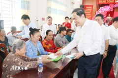 Chủ tịch Quốc hội Trần Thanh Mẫn tặng quà Tết cho các gia đình chính sách, hộ nghèo ở xã Thạnh Xuân, thành phố Cần Thơ. (Ảnh: Ngọc Thiện/TTXVN)