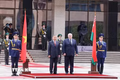 Tổng Bí thư Tô Lâm và Tổng thống Belarus Aleksandr Lukashenko nghe quân nhạc cử Quốc thiều hai nước. (Ảnh: Thống Nhất/TTXVN)