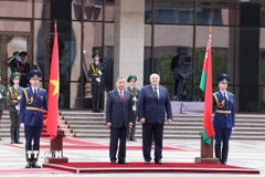 Tổng Bí thư Tô Lâm và Tổng thống Belarus Aleksandr Lukashenko nghe quân nhạc cử Quốc thiều hai nước. (Ảnh: Thống Nhất/TTXVN)