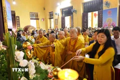 Các đại biểu thực hiện nghi lễ tắm Phật, cầu nguyện quốc thái dân an, thế giới hòa bình, chúng sinh an lạc. (Ảnh: Minh Đức/TTXVN)