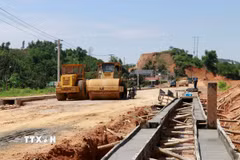 Các nhà thầu chờ mặt bằng để thi công nền đường. (Ảnh: Đinh Thùy/TTXVN)