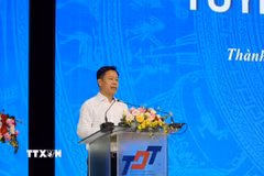 Thứ trưởng Bộ Giáo dục và Đào tạo Lê Quân phát biểu tại Hội nghị. (Ảnh: Thu Hoài/TTXVN)