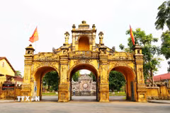 Cổng chính vào Cơ Mật Viện trong Kinh Thành Huế nhìn từ phía ngoài vào trong. (Ảnh: Nguyên Lý/TTXVN)