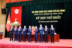 Lãnh đạo thành phố Hải Phòng tặng hoa chúc mừng Chủ tịch, các Phó Chủ tịch và Trưởng các ban của HĐND thành phố Hải Phòng nhiệm kỳ 2026-2031. (Ảnh: Mạnh Tú/TTXVN)