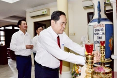 Chủ tịch Quốc hội Trần Thanh Mẫn dâng hương tưởng nhớ tri ân những đóng góp to lớn của cố Chủ tịch Quốc hội Nguyễn Hữu Thọ. (Nguồn: Quốc hội)