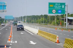 Phương tiện di chuyển trên cao tốc Bến Lức-Long Thành. (Ảnh: Công Phong/TTXVN)