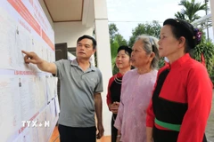 Người dân được Bí thư chi bộ thôn Yên Thắng, xã Yên Bình giới thiệu các đại biểu ứng cử. (Ảnh: Tuấn Anh/TTXVN)