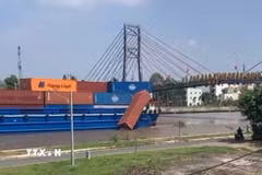 Phương tiện thủy làm rơi container xuống kênh Chợ Gạo, đoạn qua xã Chợ Gạo, tỉnh Đồng Tháp. (Ảnh: TTXVN phát)