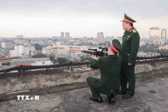 Tại các vị trí cao như nóc nhà, thuận lợi cho quan sát, các chiến sĩ thực hành sử dụng súng CAV-14 chế áp phương tiện bay không người lái, kịp thời phát hiện mục tiêu, bảo đảm an toàn tuyệt đối khu vực bầu cử. (Ảnh: Phan Phương/TTXVN)