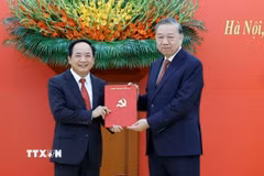 Tổng Bí thư Tô Lâm trao Quyết định của Bộ Chính trị điều động, phân công, bổ nhiệm đồng chí Trịnh Văn Quyết giữ chức Trưởng Ban Tuyên giáo và Dân vận Trung ương. (Ảnh: Thống Nhất/TTXVN)