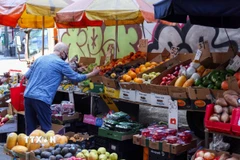 Người dân mua sắm tại một cửa hàng ở New York, Mỹ. (Ảnh: THX/TTXVN)