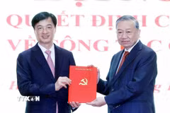 Tổng Bí thư Tô Lâm trao Quyết định của Bộ Chính trị điều động, phân công, chỉ định đồng chí Nguyễn Duy Ngọc giữ chức Bí thư Thành ủy Hà Nội nhiệm kỳ 2025-2030. (Ảnh: Thống Nhất/TTXVN)