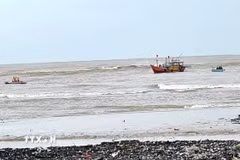 Bộ đội Biên phòng, chính quyền địa phương phối hợp với bà con ngư dân trên địa bàn và các lực lượng tìm kiếm ngư dân mất tích. (Ảnh: TTXVN phát)