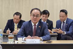 Thứ trưởng Bộ Nội Vụ Việt Nam Vũ Chiến Thắng trong buổi làm việc với Bộ Lao động và Việc làm Hàn Quốc. (Ảnh: Đức Thắng/TTXVN)