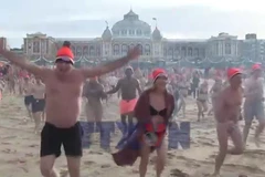 Đón năm mới trong nước lạnh tại Hà Lan