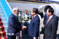 Bộ trưởng Bộ Khoa học và Công nghệ Vũ Hải Quân đón Thủ tướng Timor Leste Kay Rala Xanana Gusmão tại sân bay quốc tế Nội Bài (Hà Nội). (Ảnh: Phạm Kiên/TTXVN)