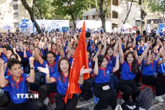 Sinh viên tình nguyện tham gia Lễ ra quân Chương trình “Tiếp sức mùa thi” năm 2026 tại Trường THPT Hùng Vương (phường Chợ Lớn, Thành phố Hồ Chí Minh). (Ảnh: Trung Tuyến/TTXVN)