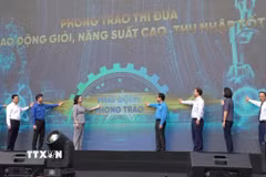 Các đại biểu thực hiện nghi thức phát động Phong trào thi đua “Lao động giỏi, năng suất cao, thu nhập tốt" tại Khu công nghiệp Thăng Long, xã Thiên Lộc (Hà Nội), sáng 7/6/2026. (Ảnh: Hùng Mạnh/TTXVN)