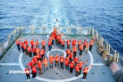 Các kiều bào xếp thành hình ngôi sao giữa biển khởi trên hải trình. (Ảnh: Huy Khánh/Vietnam+)