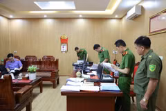 Cơ quan Cảnh sát điều tra Công an tỉnh Phú Thọ thi hành Lệnh khám xét nơi làm việc của Vũ Doanh Nam - Giám đốc và Phùng Thị Thuỳ Linh - Kế toán Trung tâm trợ giúp xã hội tỉnh Phú Thọ. (Nguồn: Công an Phú Thọ)