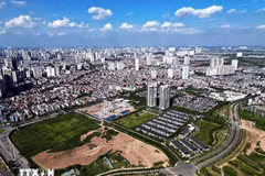 Thủ tục này bao gồm 16 bước, trong đó bước đầu tiên là cơ quan quản lý đất đai lập dự án xây dựng bảng giá đất, xác định nội dung, tiến độ, kinh phí. (Ảnh: Tuấn Anh/TTXVN)