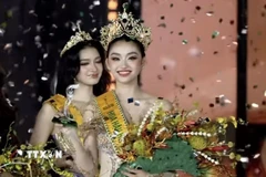 Khoảnh khắc đăng quang rạng rỡ của tân Hoa hậu Nguyễn Thị Yến Nhi. (Ảnh: TTXVN phát)