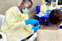 Nhân viên y tế tiêm vaccine phòng Ebola cho người dân tại Bắc Kivu, CHDC Congo. (Ảnh: THX/TTXVN)