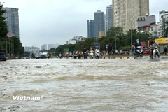 Đường Xuân Tảo vẫn ngập nước sau mưa lớn ngày 30/9 ở Hà Nội. (Ảnh: Vietnam+)