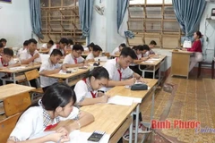 Học sinh khối 8 Trường THCS Tân Phú làm lại bài kiểm tra môn Toán vào sáng 10/5. (Nguồn: Báo Bình Phước)