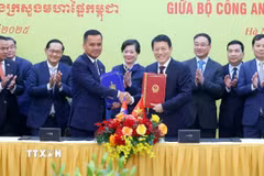 Đại tướng Lương Tam Quang, Bộ trưởng Bộ Công an Việt Nam và Phó Thủ tướng, Bộ trưởng Bộ Nội vụ Vương quốc Campuchia Sar Sokha ký Kế hoạch hợp tác năm 2025 giữa hai Bộ. (Ảnh: Phạm Kiên/TTXVN)