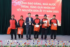 Phó Thủ tướng Chính phủ Lê Thành Long tặng quà bệnh nhân tại Bệnh viện Đa khoa tỉnh Lạng Sơn. (Ảnh: Anh Tuấn/TTXVN)