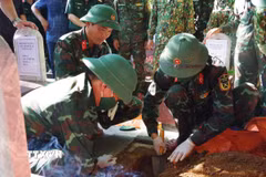 Các tổ công tác tiến hành lấy mẫu hài cốt liệt sỹ tại Nghĩa trang liệt sỹ Quốc gia Trường Sơn. (Ảnh: TTXVN phát)